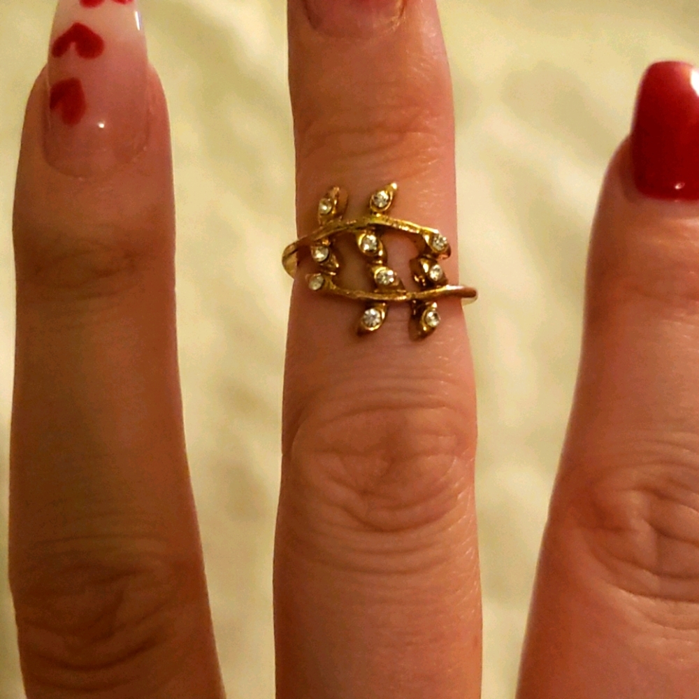 Women's gold fingerling ring